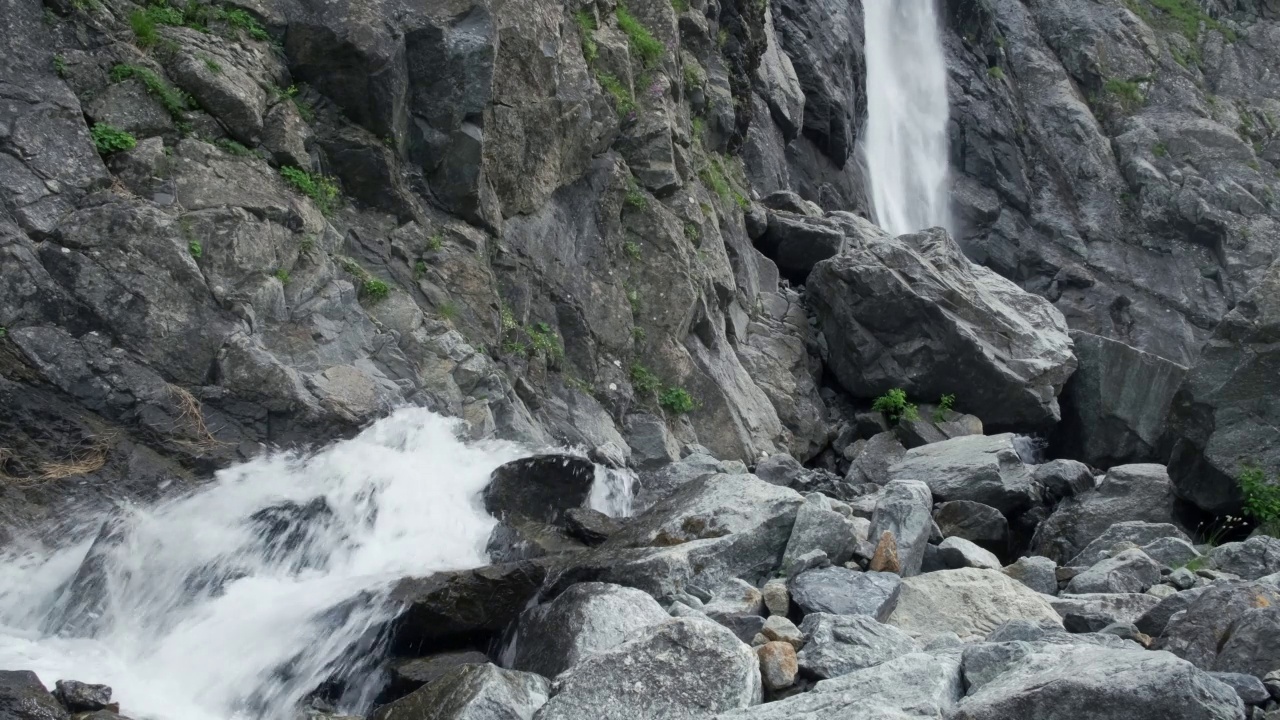 美丽的风景，快速的山间瀑布流动。高加索山脉视频素材