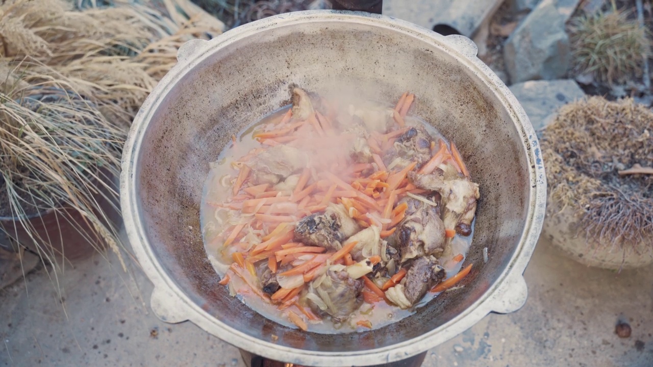 俯视图的肉，蔬菜和肉汤在大锅。视频素材