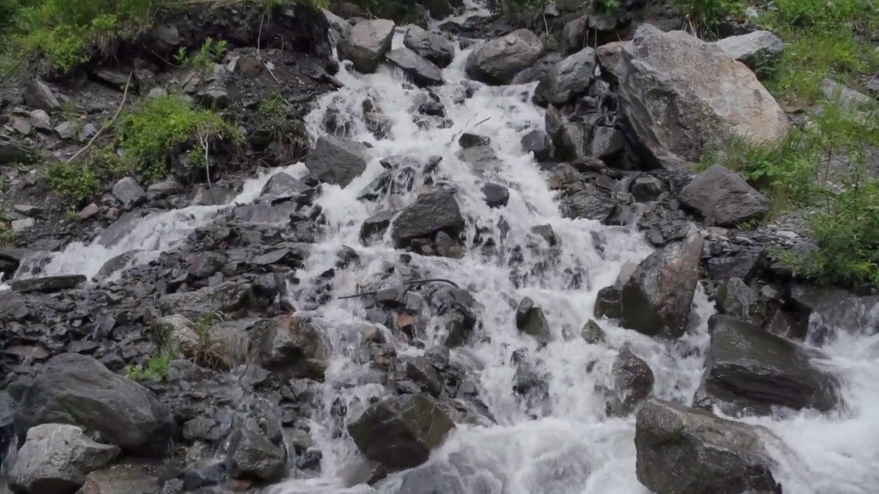 风景优美，山间河流湍急。高加索山脉视频素材