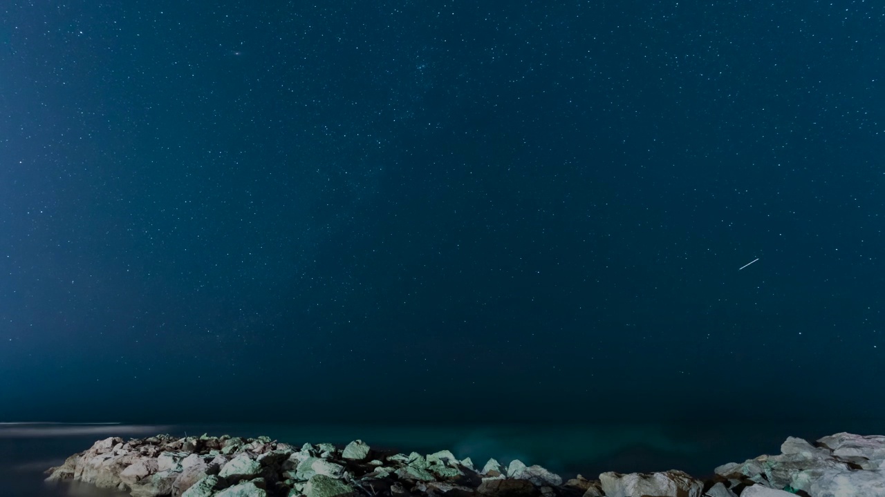 夜空时间流逝星迹摄影。牙买加蒙特哥湾。加勒比海上空的星空。视频素材