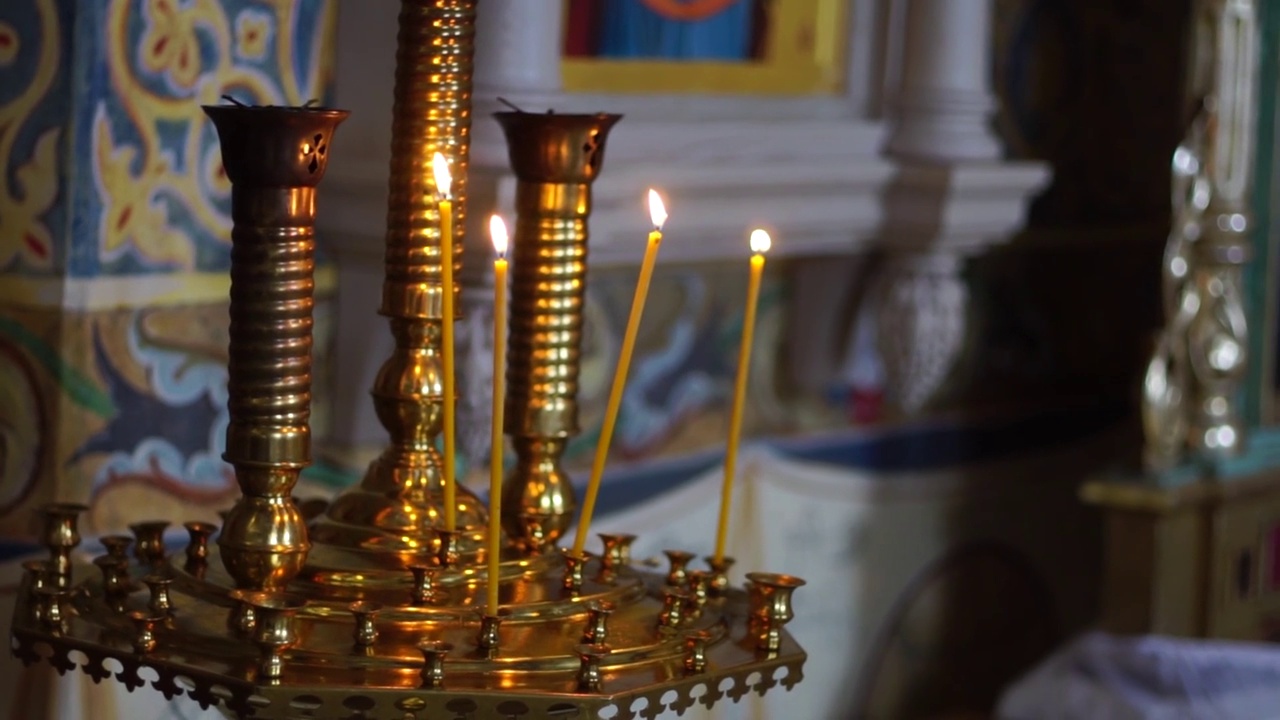 在宗教寺庙里点着蜡烛。视频素材