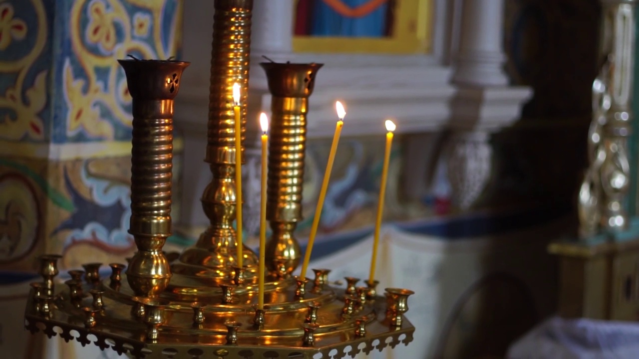 在宗教寺庙里点着蜡烛。视频素材