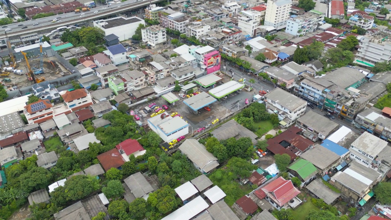 加油站、加油站或加油站的鸟瞰图。汽车或运输用汽油能源服务站。视频素材