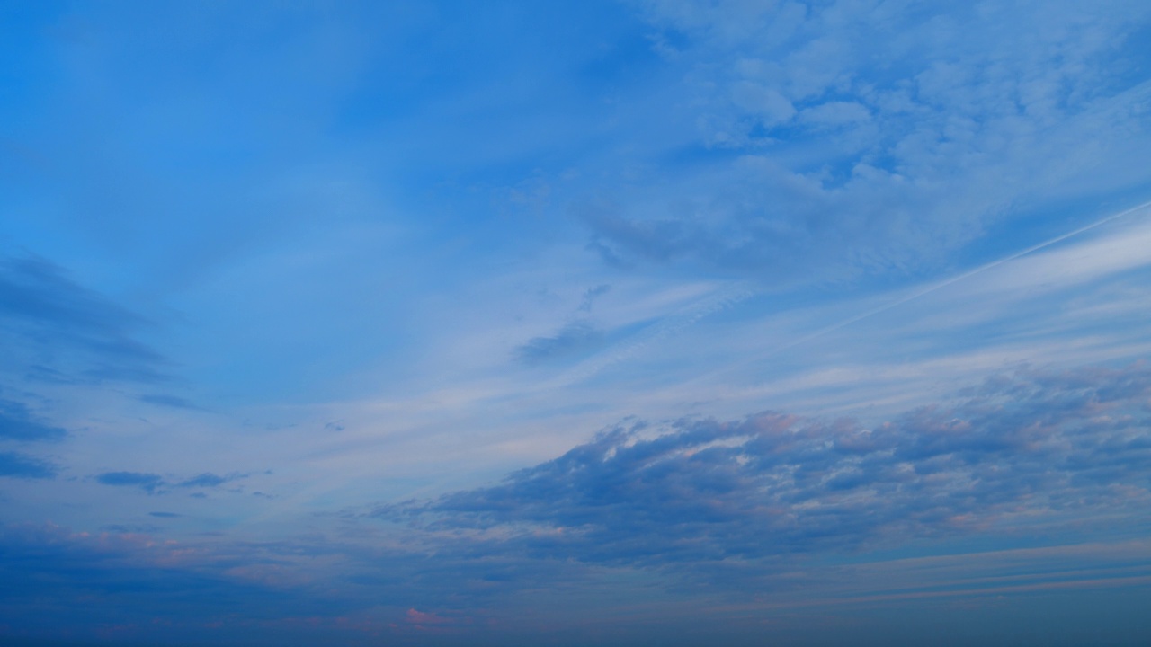 不同的深浅色调。明亮的彩色云天背景。自然背景。间隔拍摄。视频素材