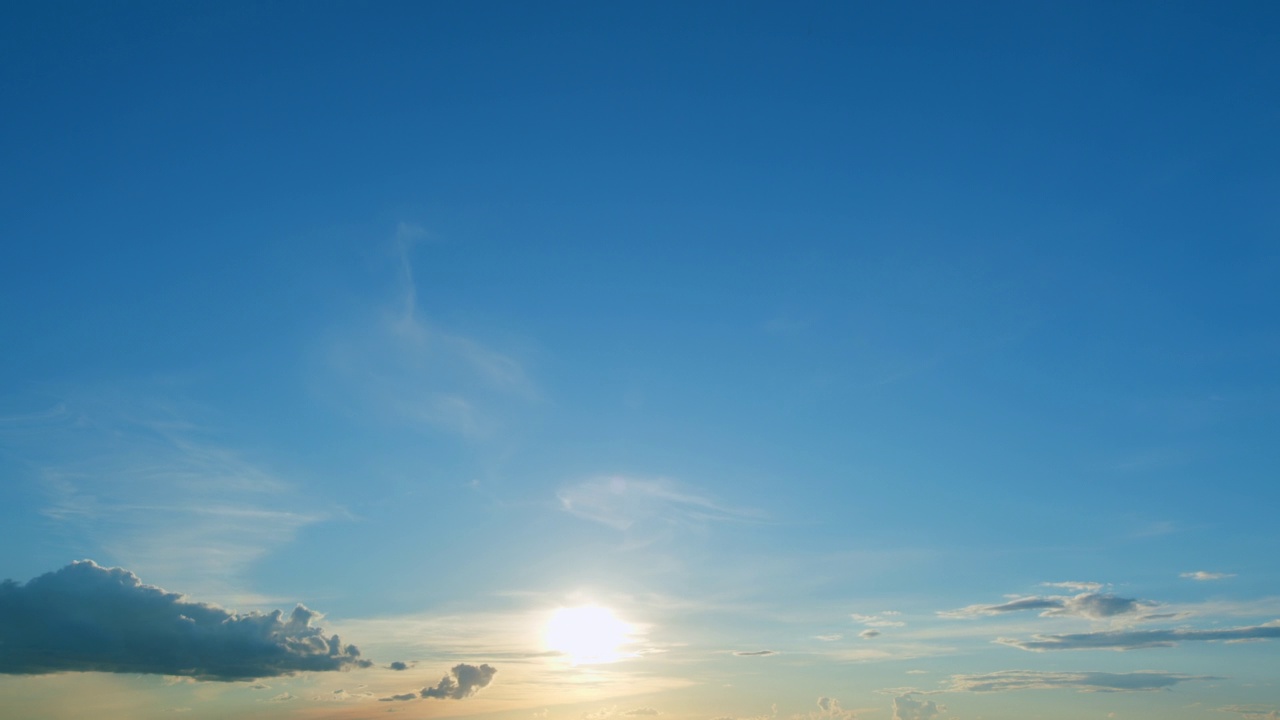 强烈的戏剧性的全景日落。抽象不同的阴影云在日落天空的背景。间隔拍摄。视频素材