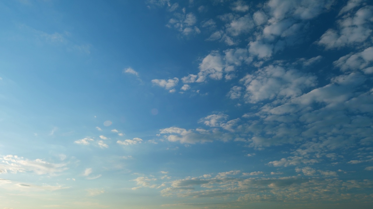 蓝天，白色，蓬松，蓬松的云在高空翻滚。天空有云天气。时间流逝。视频素材