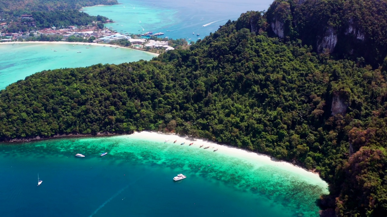 鸟瞰图猴子海滩在koh Phi Phi Don岛，在甲米，泰国视频素材