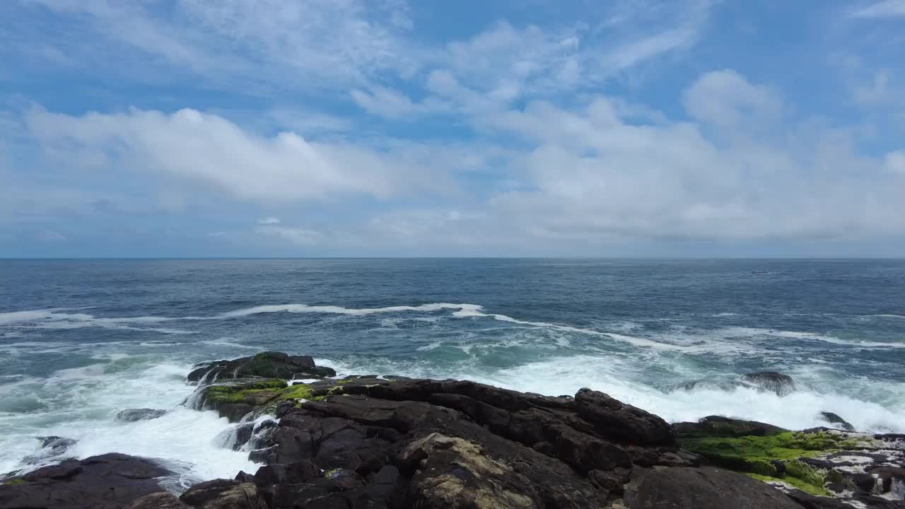 海浪拍打着岩石，阿拉伯海，喀拉拉邦海岸线，特里瓦南塔普兰海景视频素材