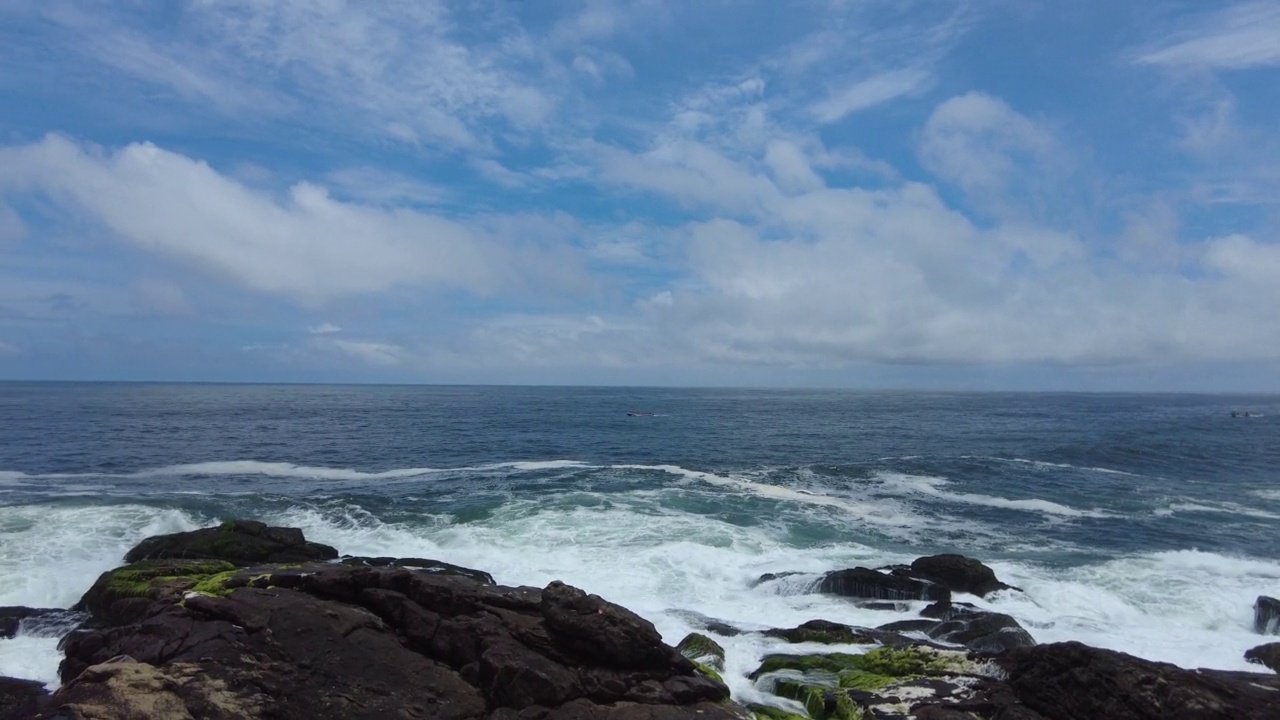 海浪拍打着岩石，阿拉伯海，喀拉拉邦海岸线，特里瓦南塔普兰海景视频素材