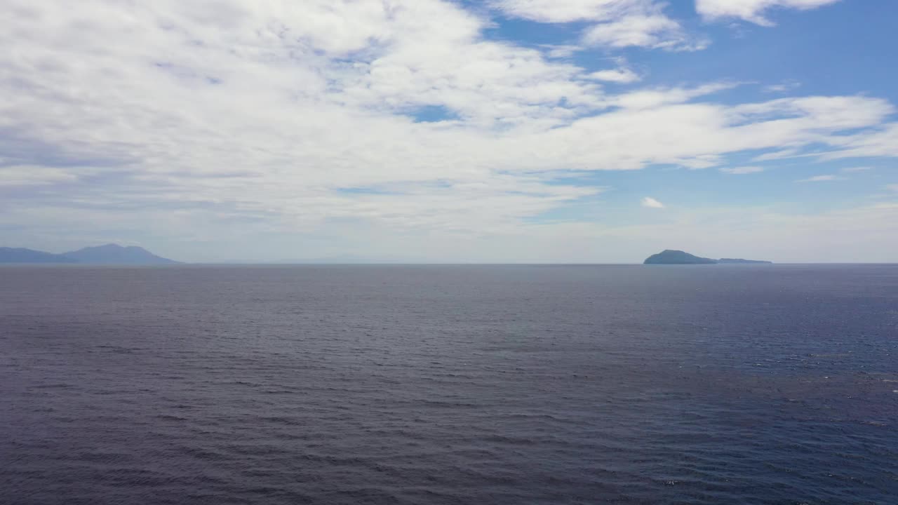 热带蓝色的海和蓝天与云。地平线上的群山。视频素材