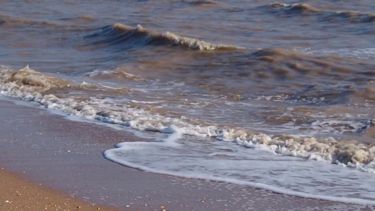 泥泞的海浪。视频素材