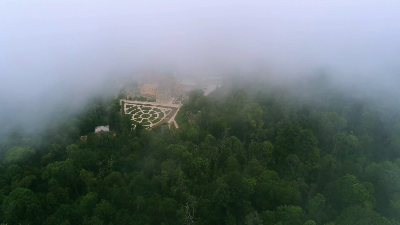 在雾天，被森林覆盖的小山的令人窒息的鸟瞰图视频素材