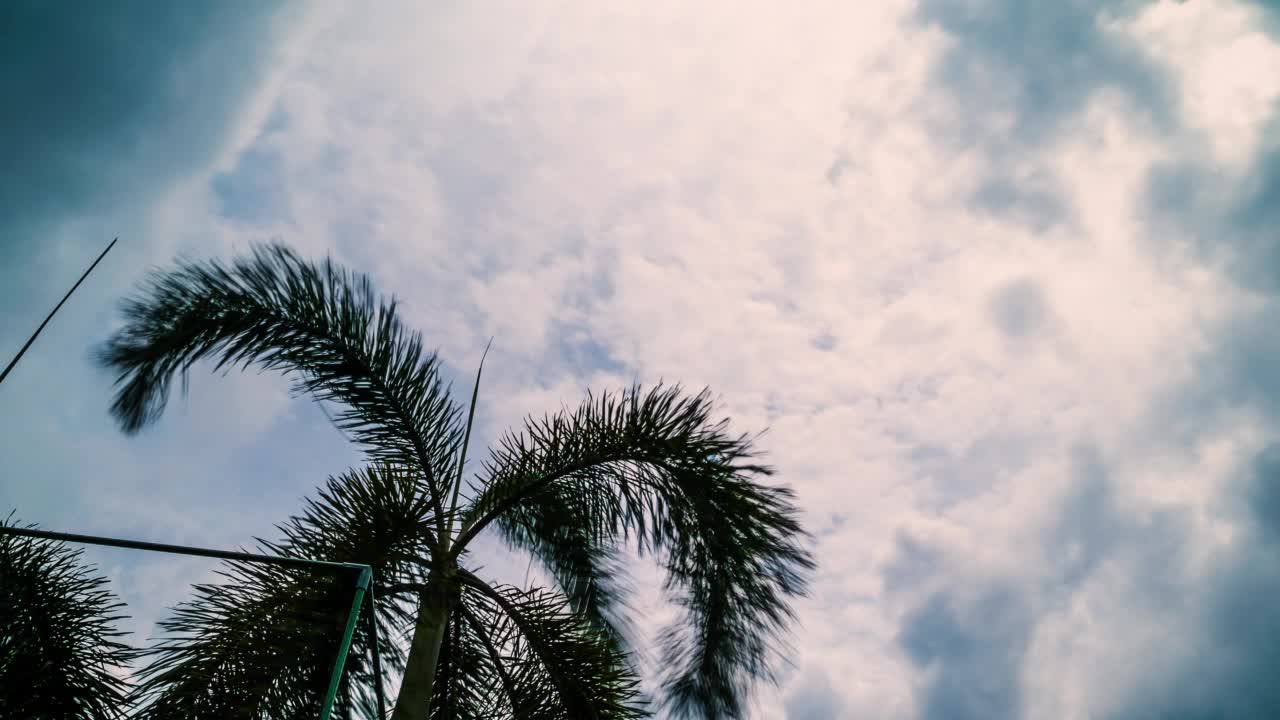 快速移动的乌云在下雨前的戏剧性时间间隔视频素材