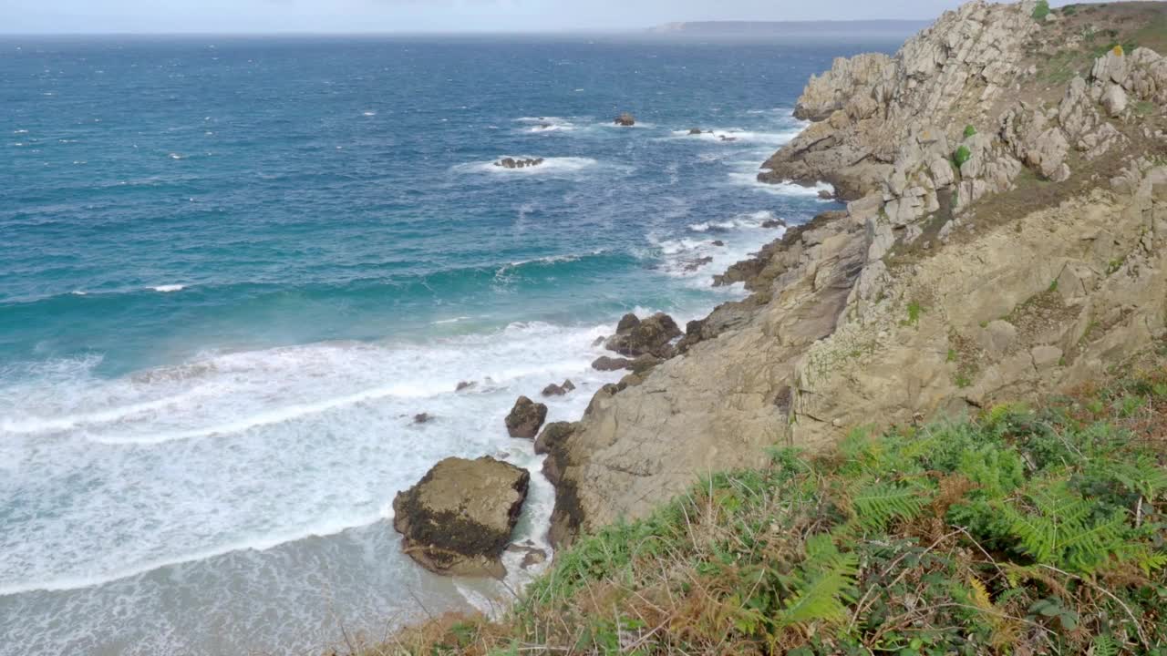 在法国布列塔尼海岸，海浪拍打着海岸风景视频下载