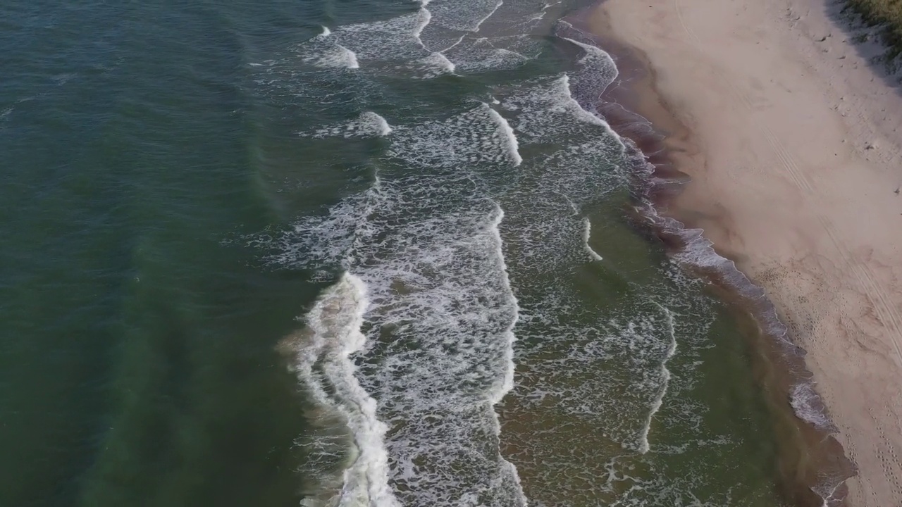 沙和空波罗的海的海滩和海浪，空中视频素材