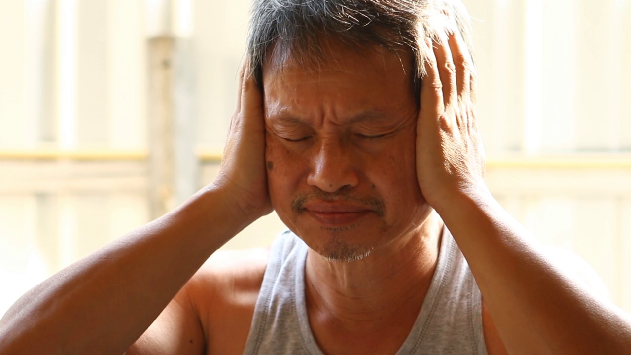 泰国男子正在闭上耳朵视频素材