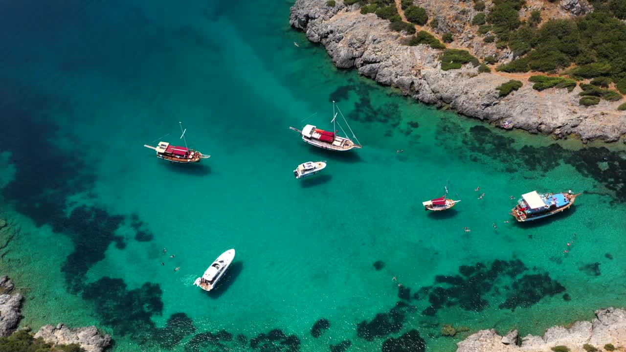 空中地中海景观与帆船，游艇，蓝绿色的海水和海湾海岸线视频素材