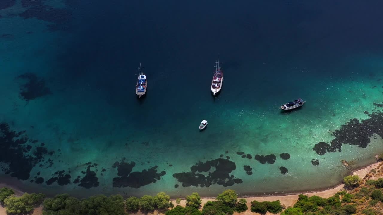 空中地中海景观与帆船，游艇，蓝绿色的海水和海湾海岸线视频素材