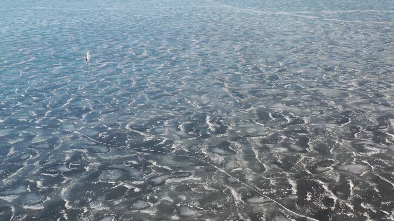 冰上冲浪者在冬季湖冰上航行，空中飞行视频素材