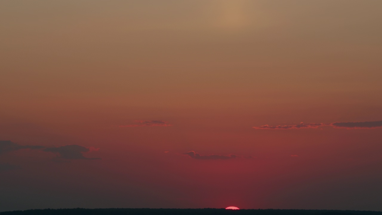 夕阳或黎明被温暖的阳光背光。全景风格背景。日落或黎明的天空。间隔拍摄。视频素材