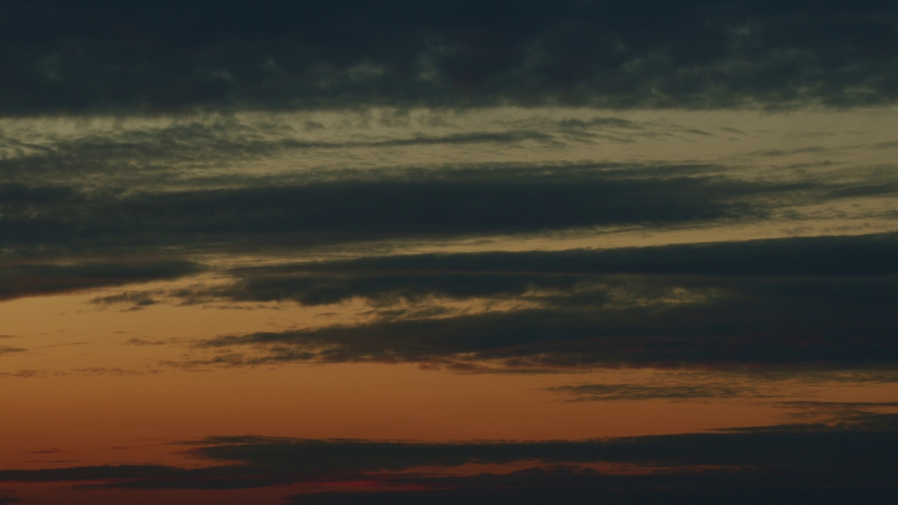 夕阳或黎明被温暖的阳光背光。全景风格背景。日落或黎明的天空。间隔拍摄。视频素材