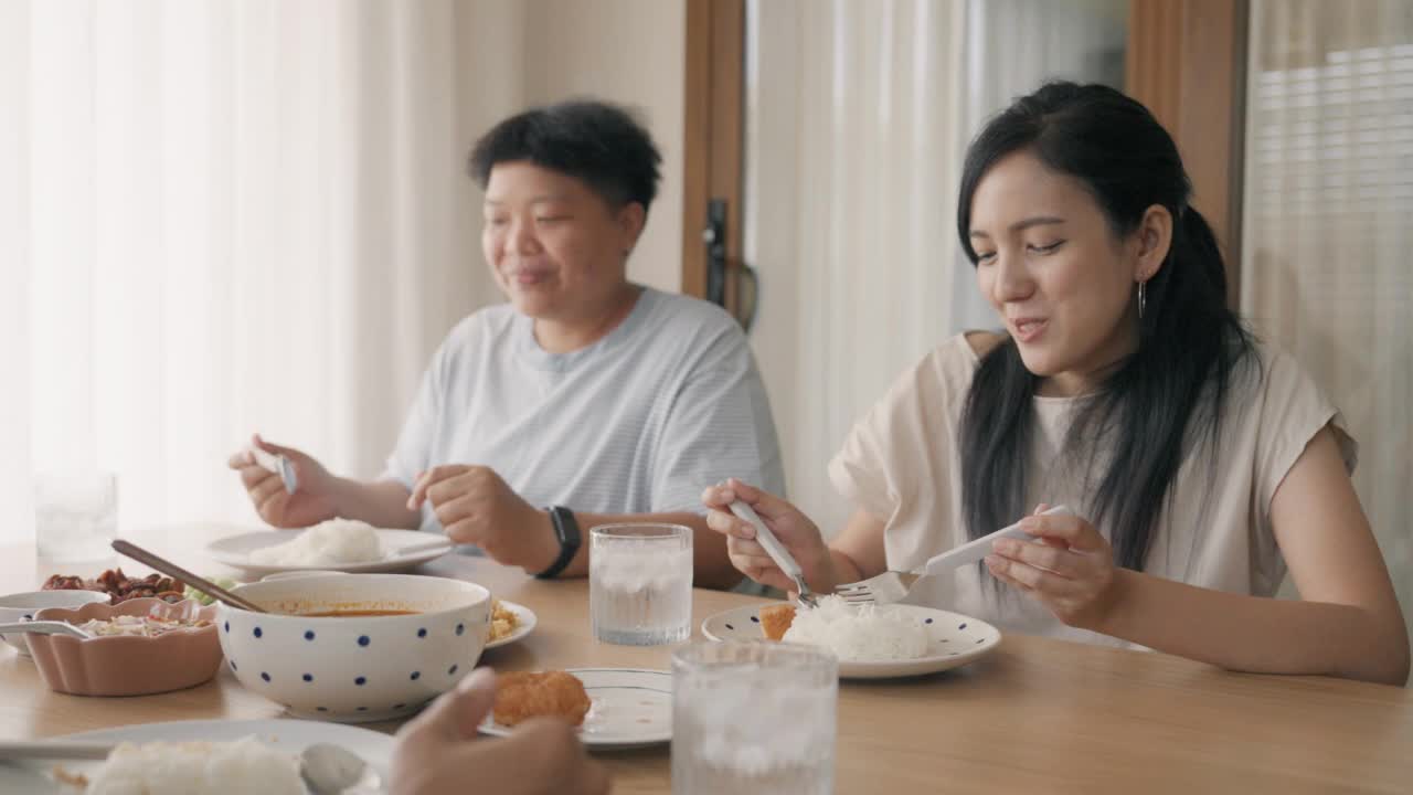 一对年轻的亚洲夫妇和朋友一起吃午餐。视频素材