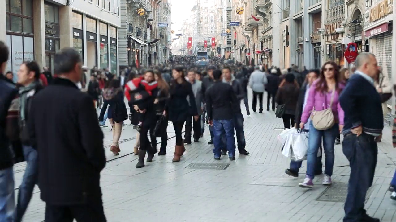 白天伊斯坦布尔市中心，İstiklal街/塔克西姆著名的拥挤的旅游步行街全景4k时间间隔，人在İstiklal街在时间间隔视频拥挤的人，伊斯坦布尔，街道，多重曝光视频素材