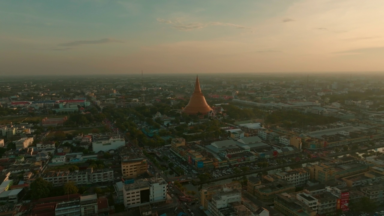 标志性的黄金塔Phra Pathom Chedi鸟瞰图，位于泰国那空病素省视频下载