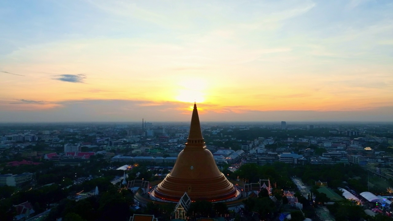 标志性的黄金塔Phra Pathom Chedi鸟瞰图，位于泰国那空病素省视频素材