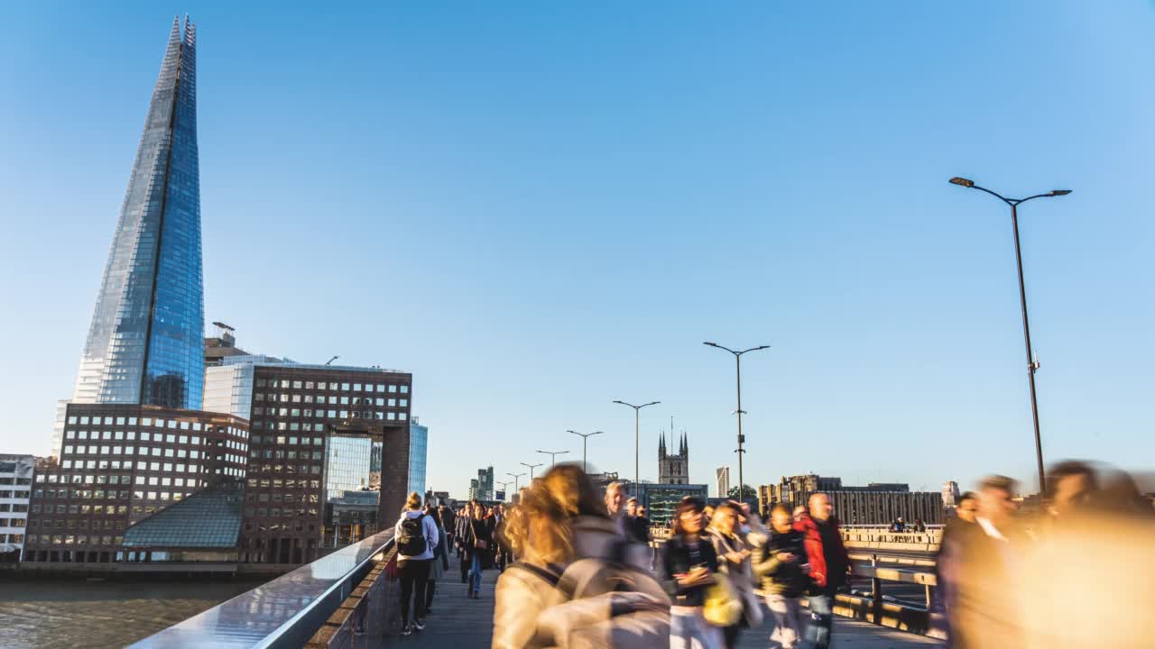 拥挤的通勤人群在高峰期在伦敦市中心的现代建筑步行上班，英国伦敦视频素材