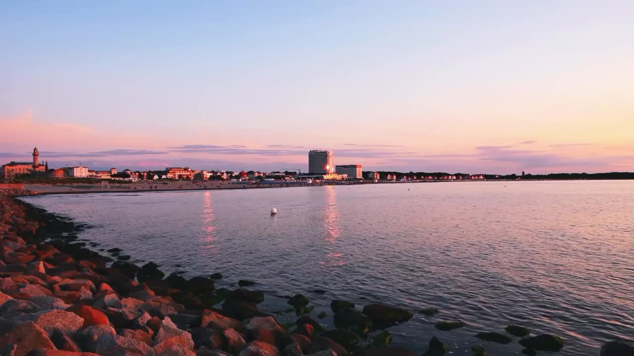 A panoramic view over Warnemünde Beach in Mecklenburg-West Pomerania (Germany).视频素材