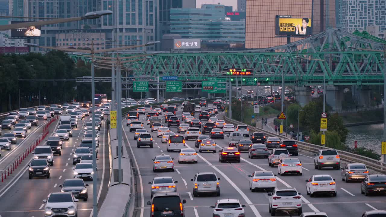 韩国首尔，晚上高峰时段交通拥挤视频素材