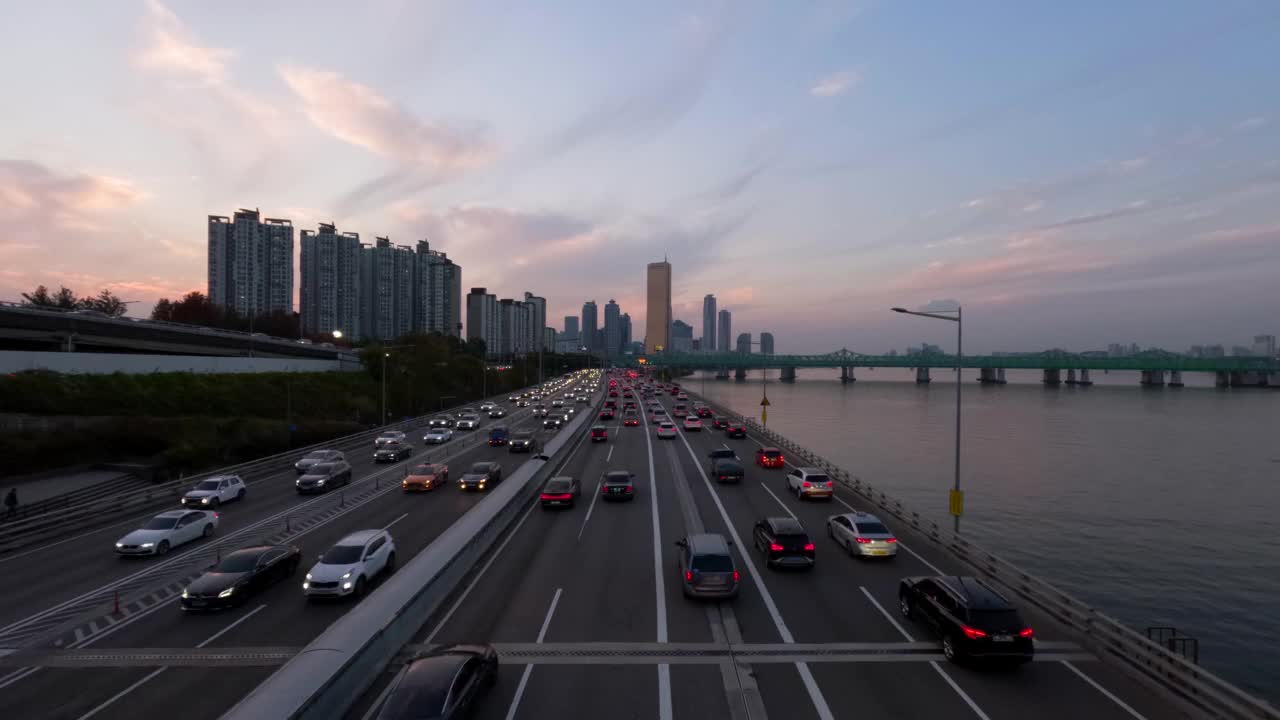 晚上上下班高峰期，汉江边道路上车辆的时间间隔视频素材