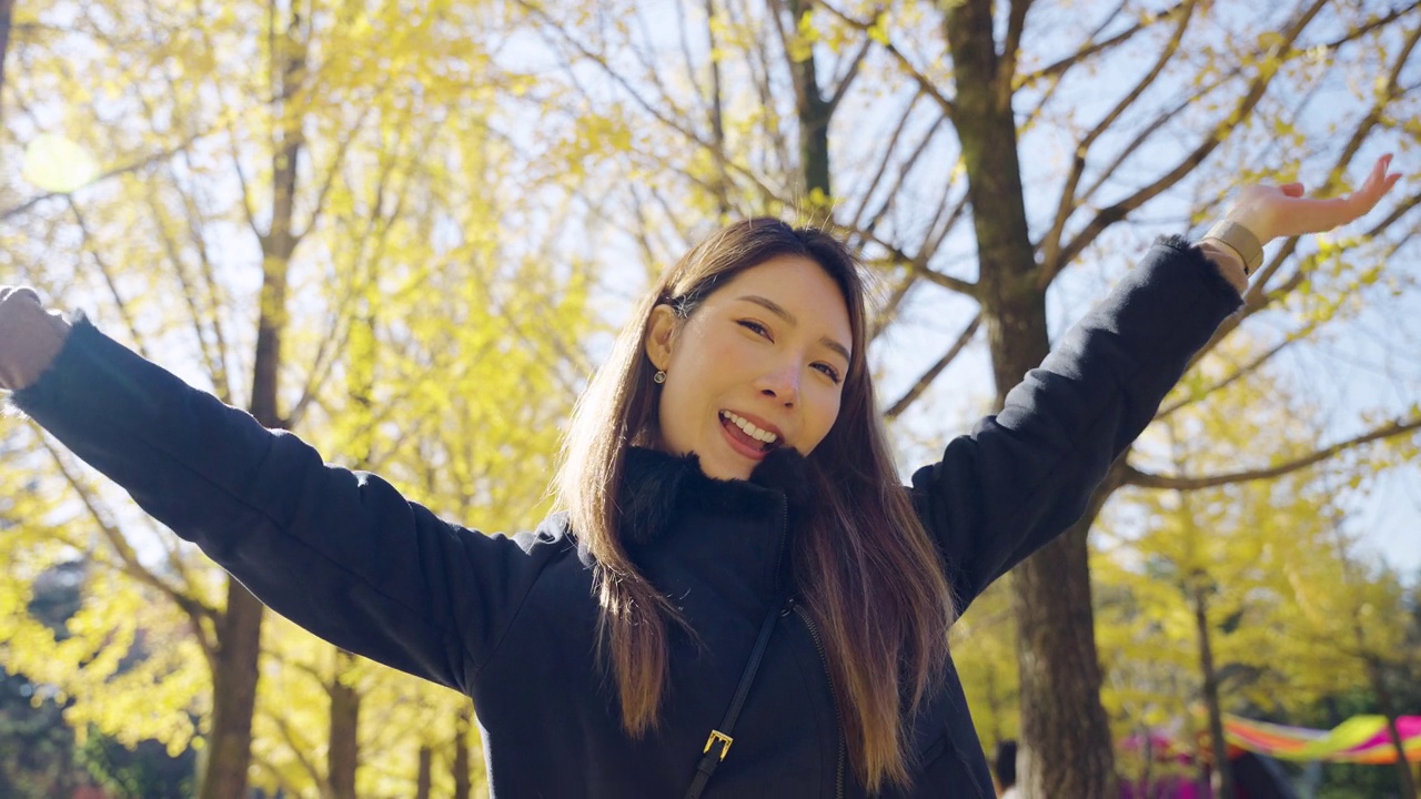 秋天，一名亚洲女子在南美岛旅游视频素材