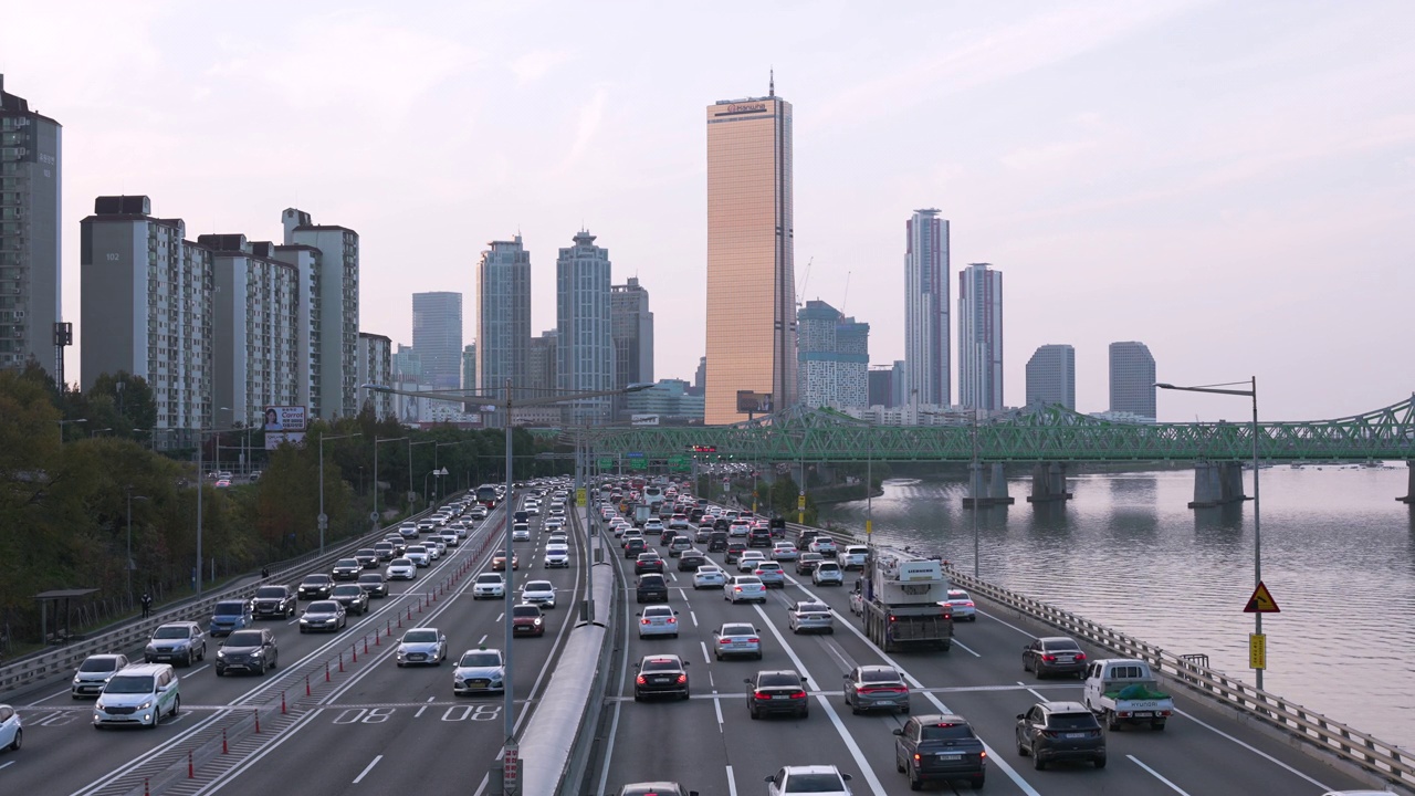 韩国首尔，晚上高峰时段交通拥挤视频素材