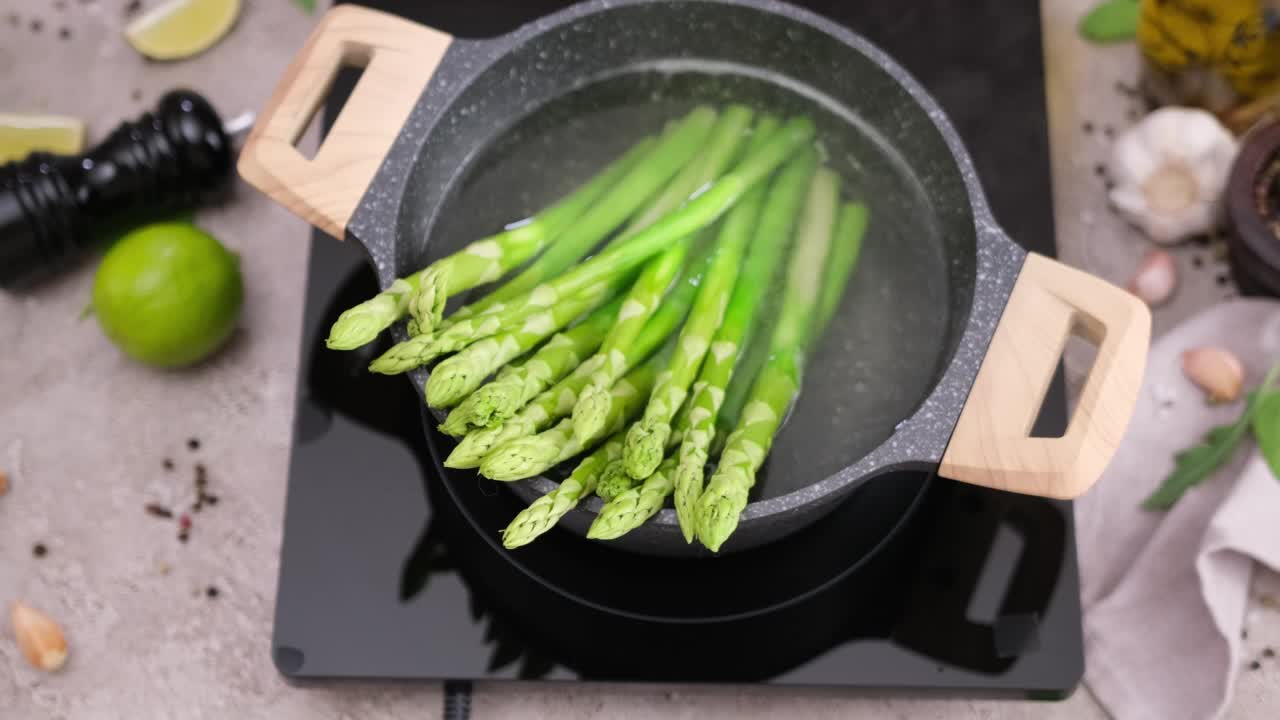 把绿芦笋放在装满沸水的锅里煮视频素材