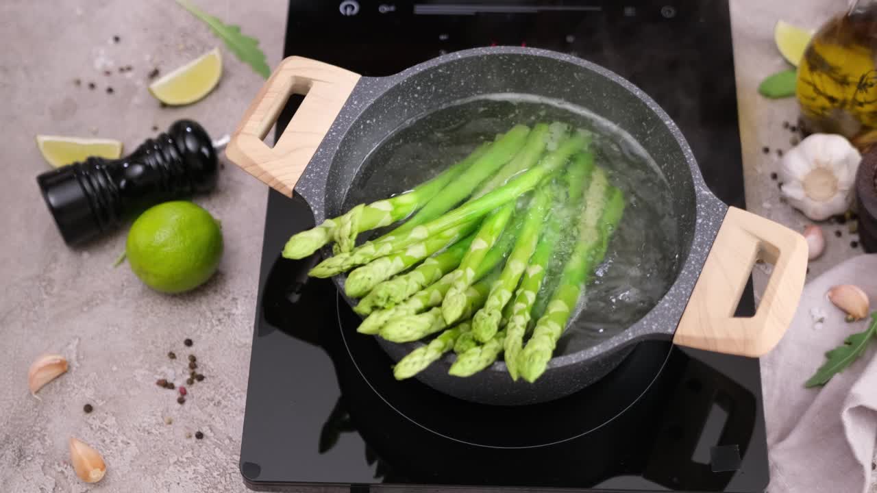 把绿芦笋放在装满沸水的锅里煮视频素材