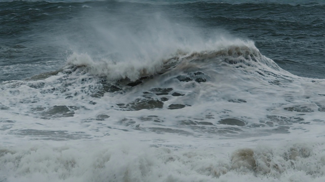 暴风雨的波。暴风雨中，带着泡沫和泥土的大浪拍打着海岸视频素材