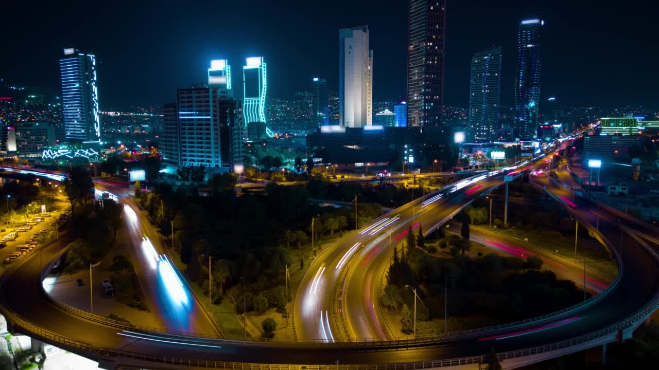 土耳其伊兹密尔夜晚的空中城市灯光。视频素材