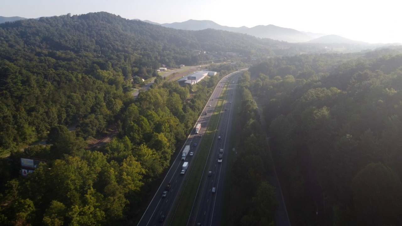 从北卡罗来纳州阿什维尔向东行驶的40号州际公路早间交通车辆的高架视图视频素材