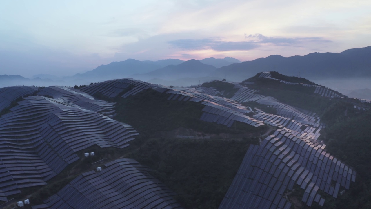 茅田上的太阳能发电站视频素材