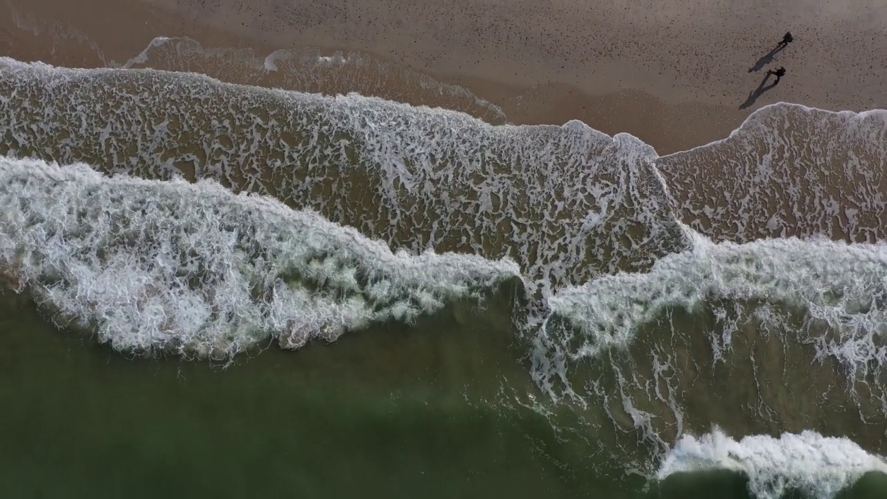 波罗的海海浪和人影，空中视频素材