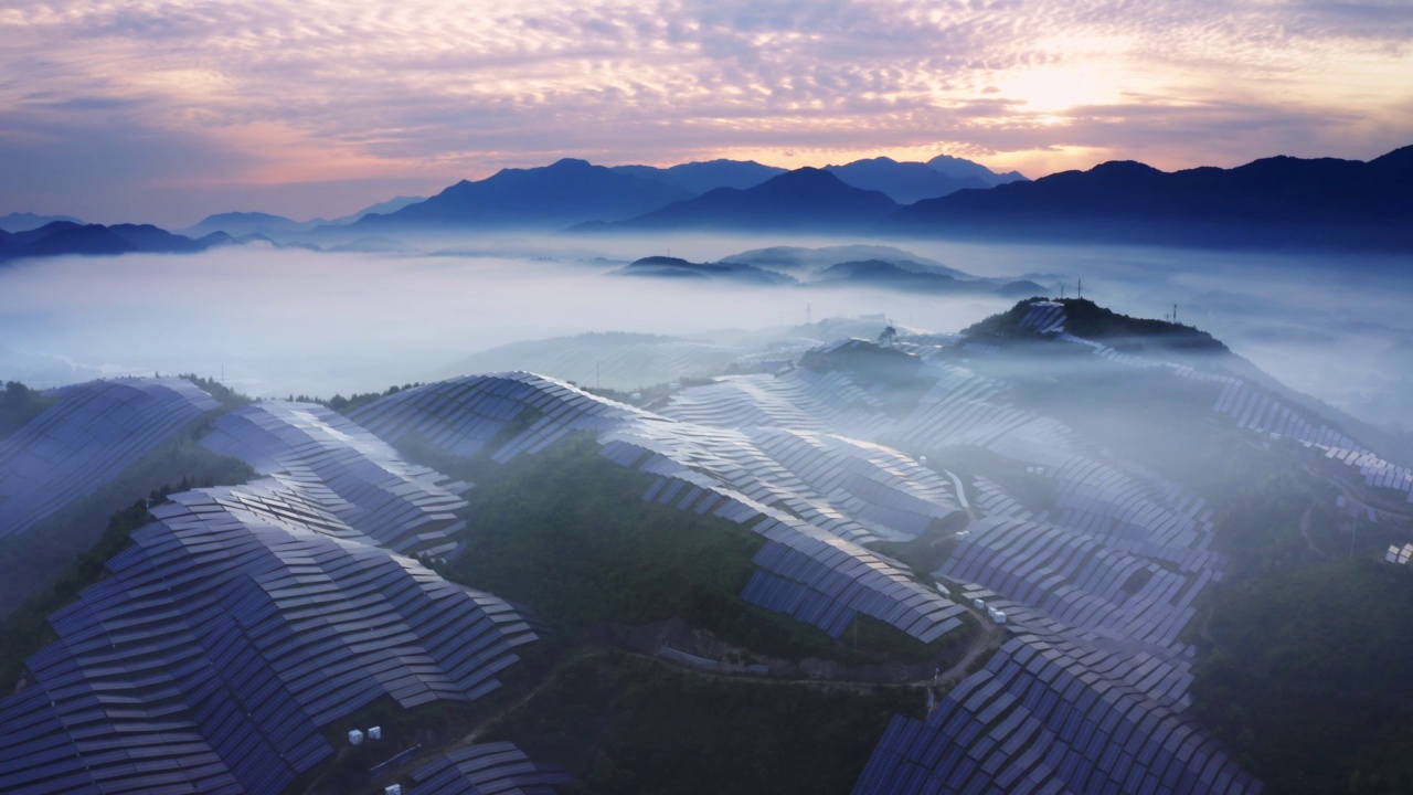 山上的太阳能发电站视频素材