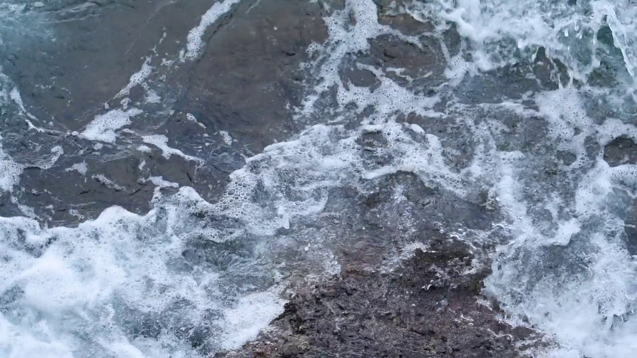 海浪拍打着岩石海岸的慢镜头视频素材