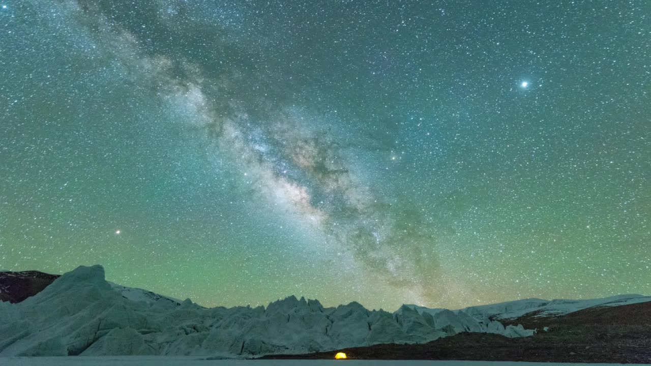 户外夜冒险，时间流逝视频星夜。视频素材