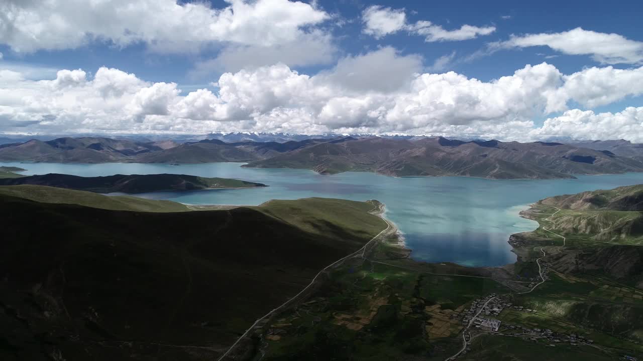 中国西藏的湖泊和雪山的航拍视频。视频素材