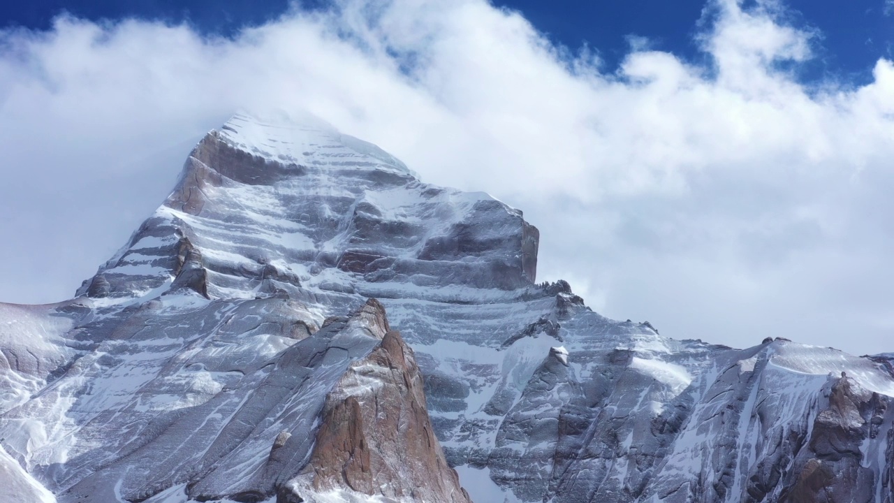 中国西藏阿里地区冈仁波齐山降雪的航拍视频。西藏的喜马拉雅山脉。视频素材