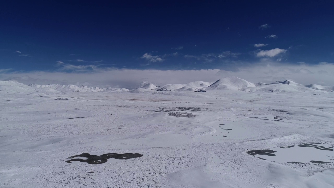 中国西藏雪山的航拍镜头。西藏的喜马拉雅山脉。视频素材