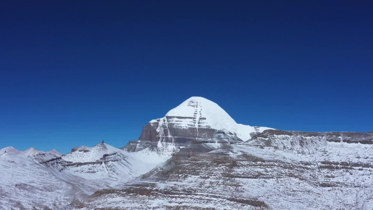 中国西藏阿里地区冈仁波齐山降雪的航拍视频。西藏的喜马拉雅山脉。视频素材