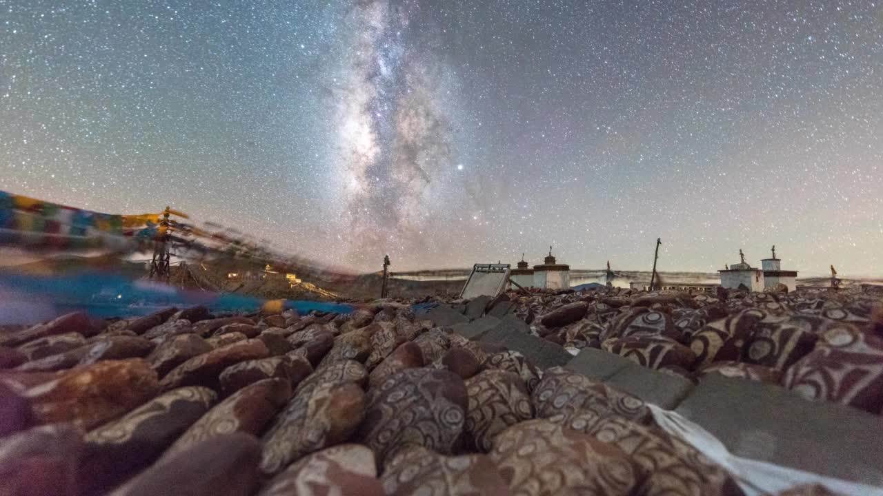 户外夜冒险，时间流逝视频星夜。视频素材